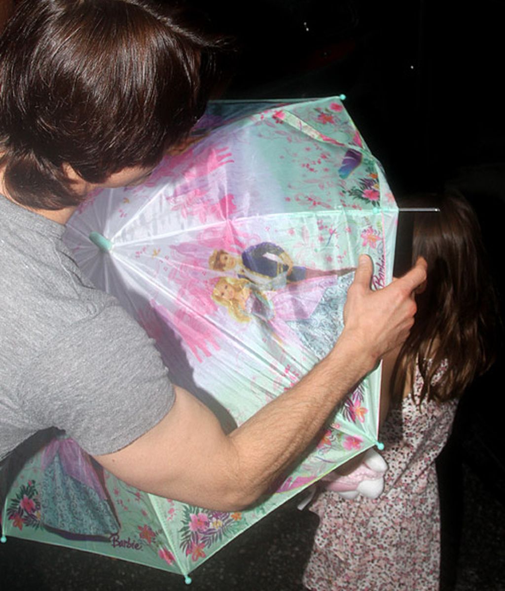 Las gotas hacen chip en sus paraguas chic