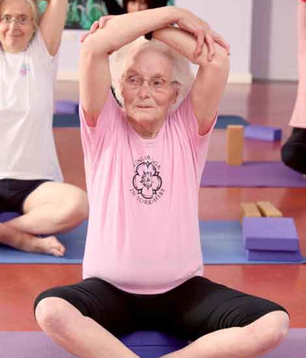 Una mujer con 98 años está completamente sana gracias a las clases de yoga
