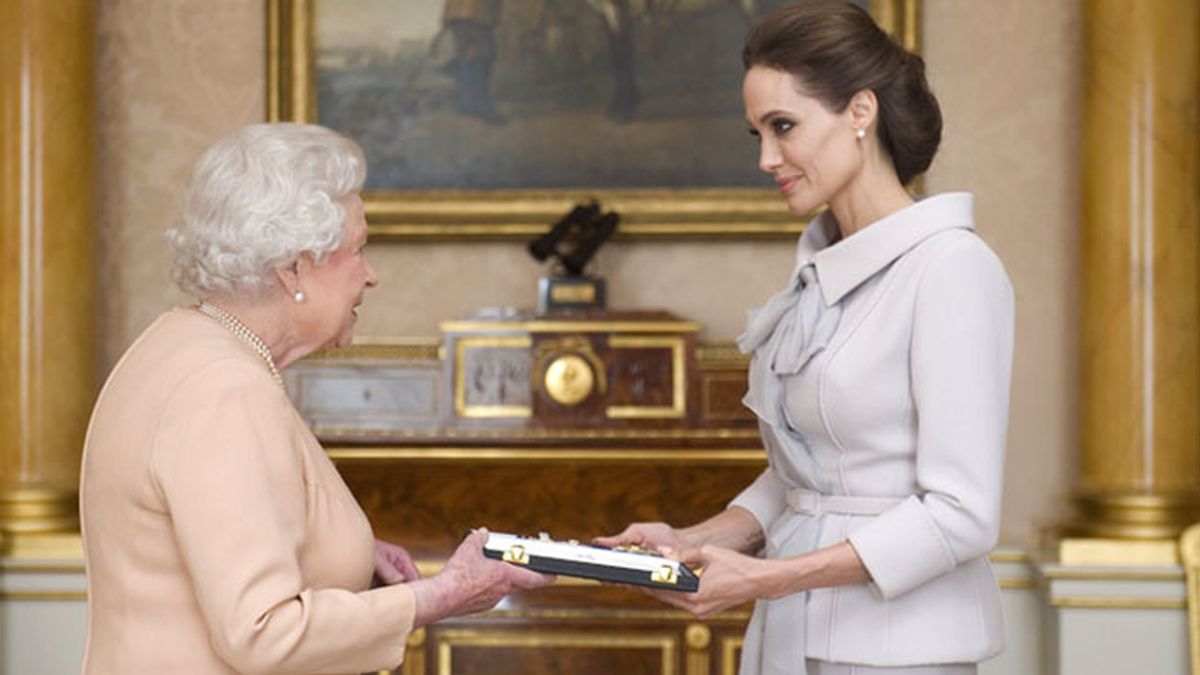 La Reina Isabel II nombra a Angelina Jolie, Dama de honor