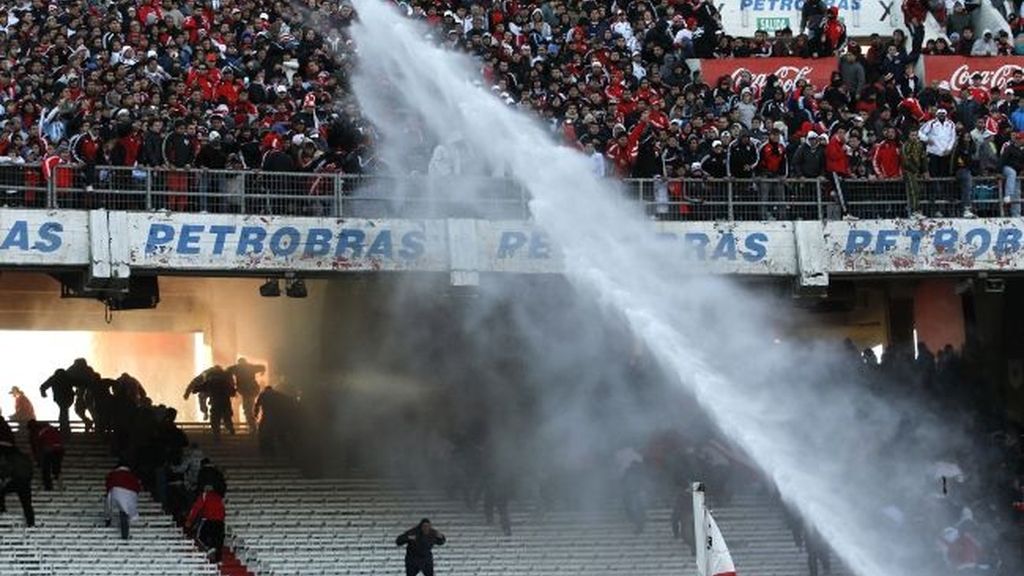 Gravísimos incidentes tras el descenso de River Plate a la 'B'