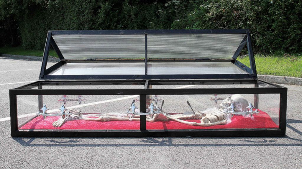 El sarcófago lo ha conseguido en una tienda online