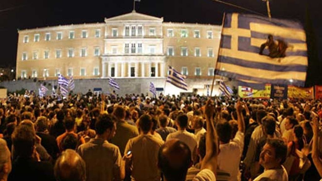 Miles de personas se agolpan en la Plaza Sintagma para protestar contra las medidas de austeridad.