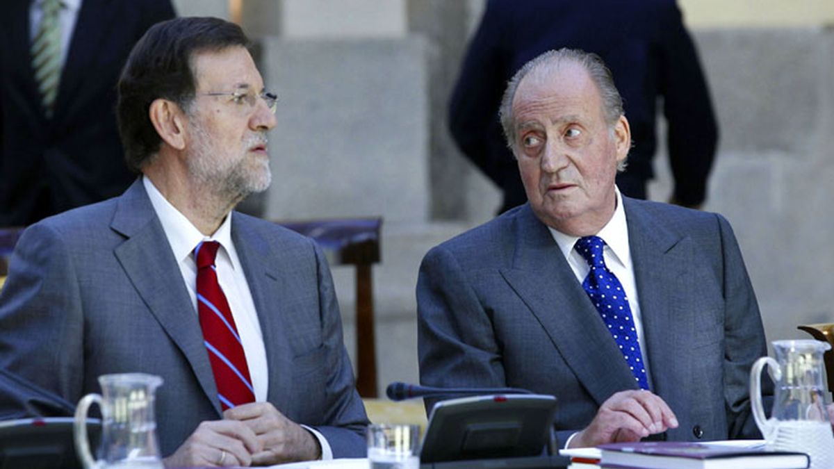 El rey mira al presidente del Gobierno, Mariano Rajoy, al inicio de la reunión anual del patronato del Instituto Cervantes
