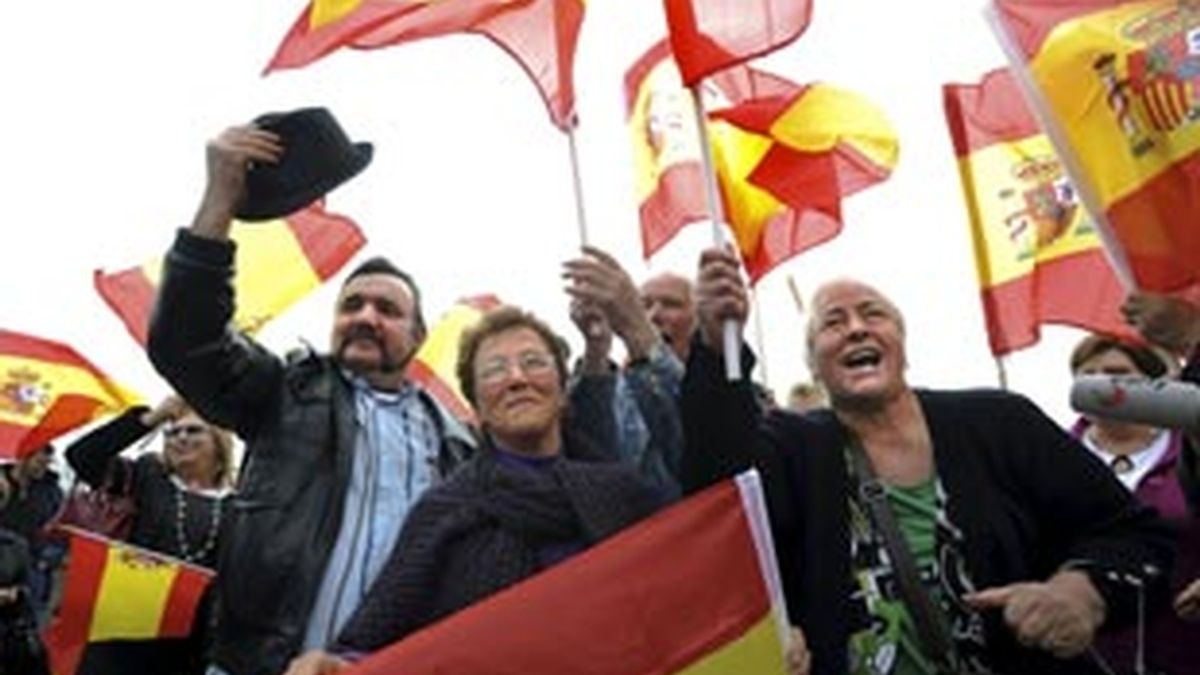 Varios vecinos de Valença do Minho protestan en la calle con banderas españolas. Foto: EFE
