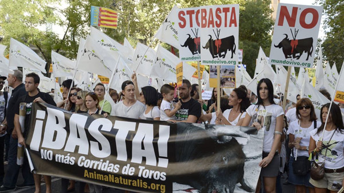 Miles de personas se manifiestan en Madrid contra el Toro de la Vega