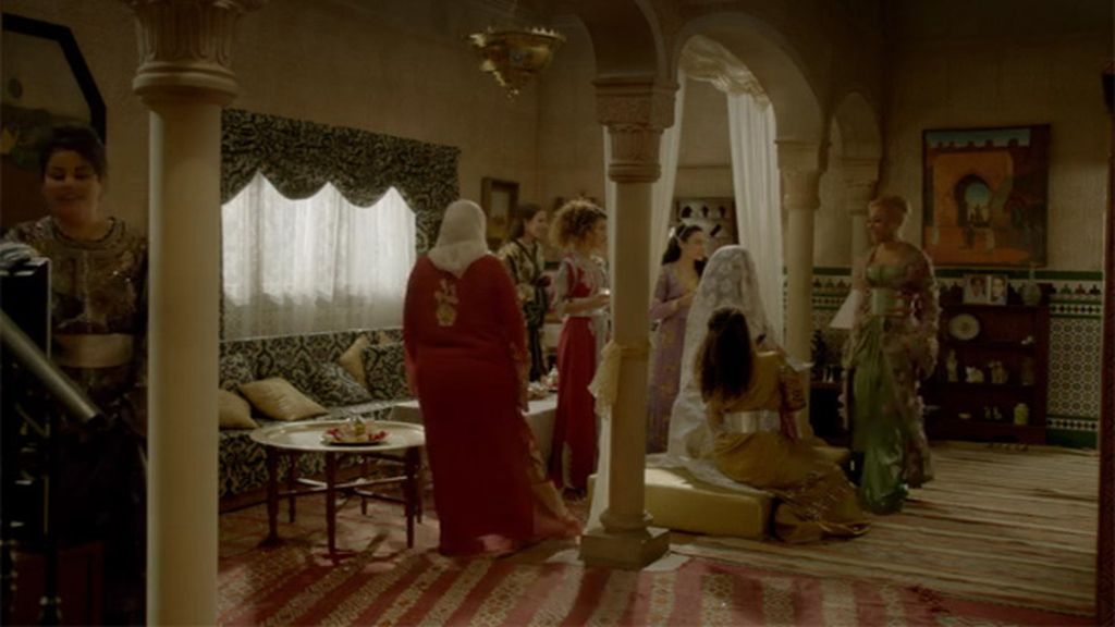 La joven está acompañada por todas las mujeres de su familia