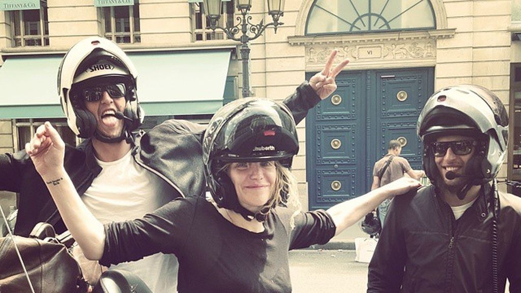 Courtney Love con los motoristas que le rescataron de la protesta contra Uber