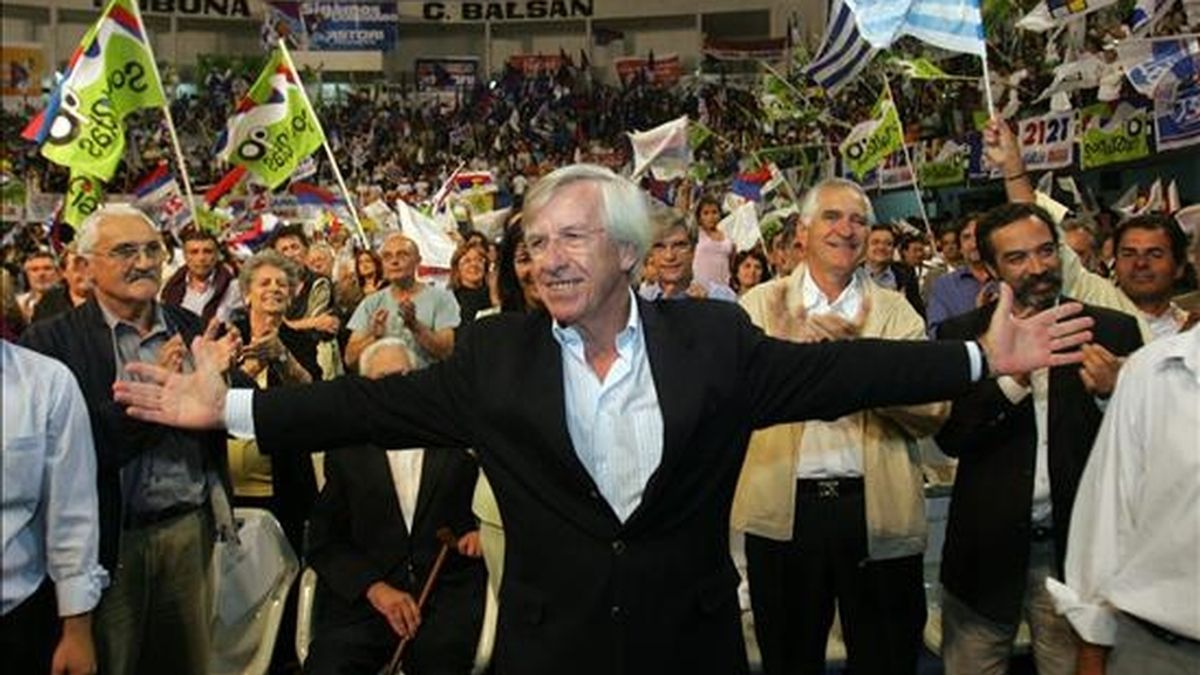 El ex ministro de Economía uruguayo Danilo Astori (c) lanzó oficialmente este martes su campaña electoral de cara a las elecciones para la candidatura presidencial del oficialista Frente Amplio (FA). EFE