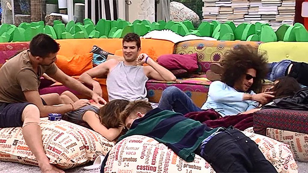 A Igor le gusta pasartiempo con las chicas de la casa