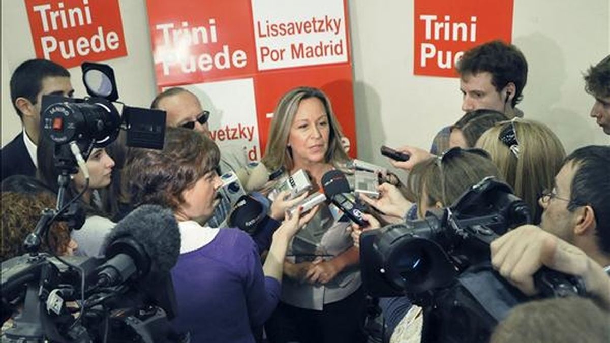 La candidata a las primarias socialistas a la Comunidad de Madrid, Trinidad Jiménez, habla con los medios de comunicación poco antes de celebrar un encuentro con profesionales de la agrupación sectorial de Sanidad del PSOE. EFE