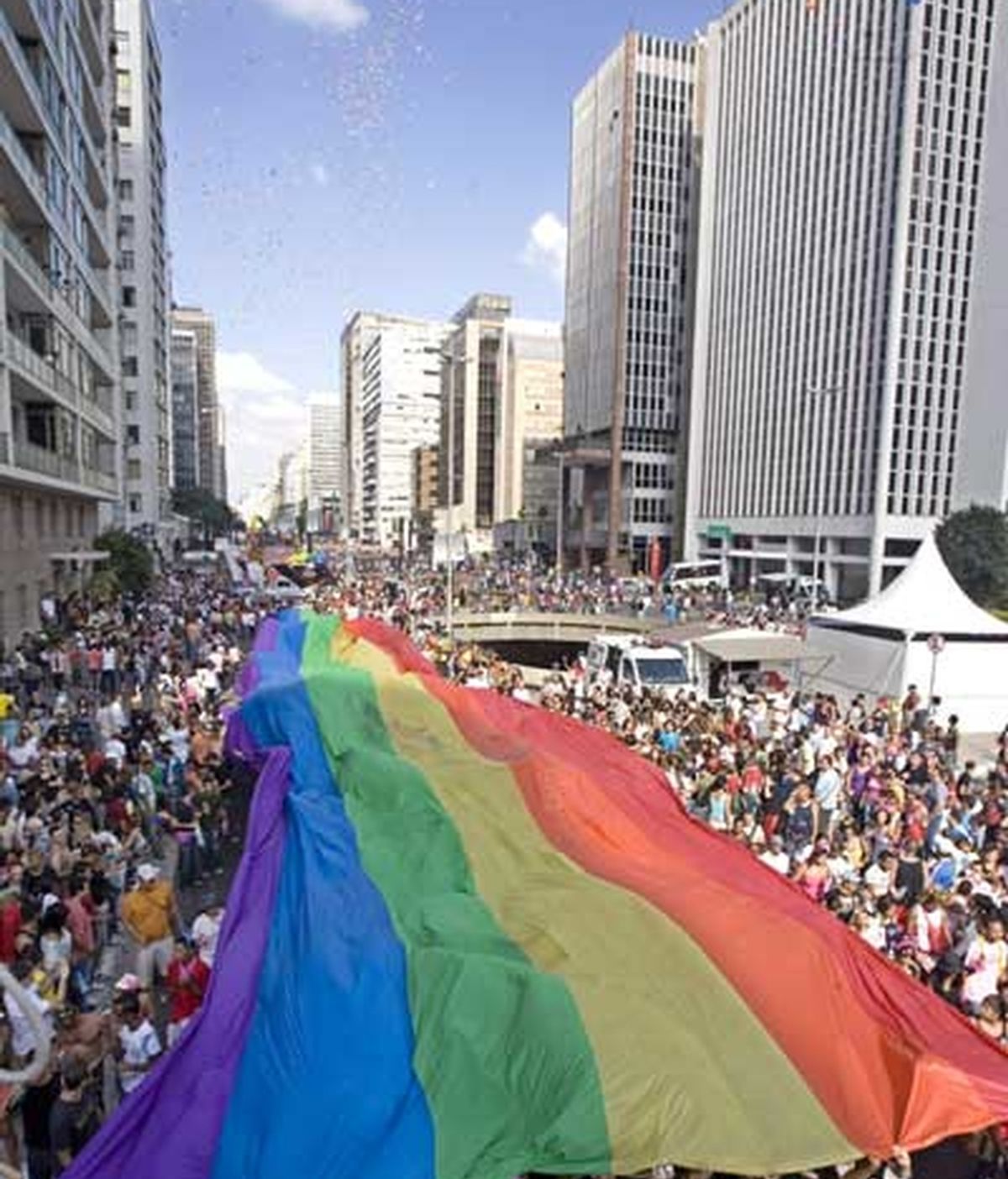 La avenida Paulista se ha teñido con los colores del arco iris. Foto: EFE
