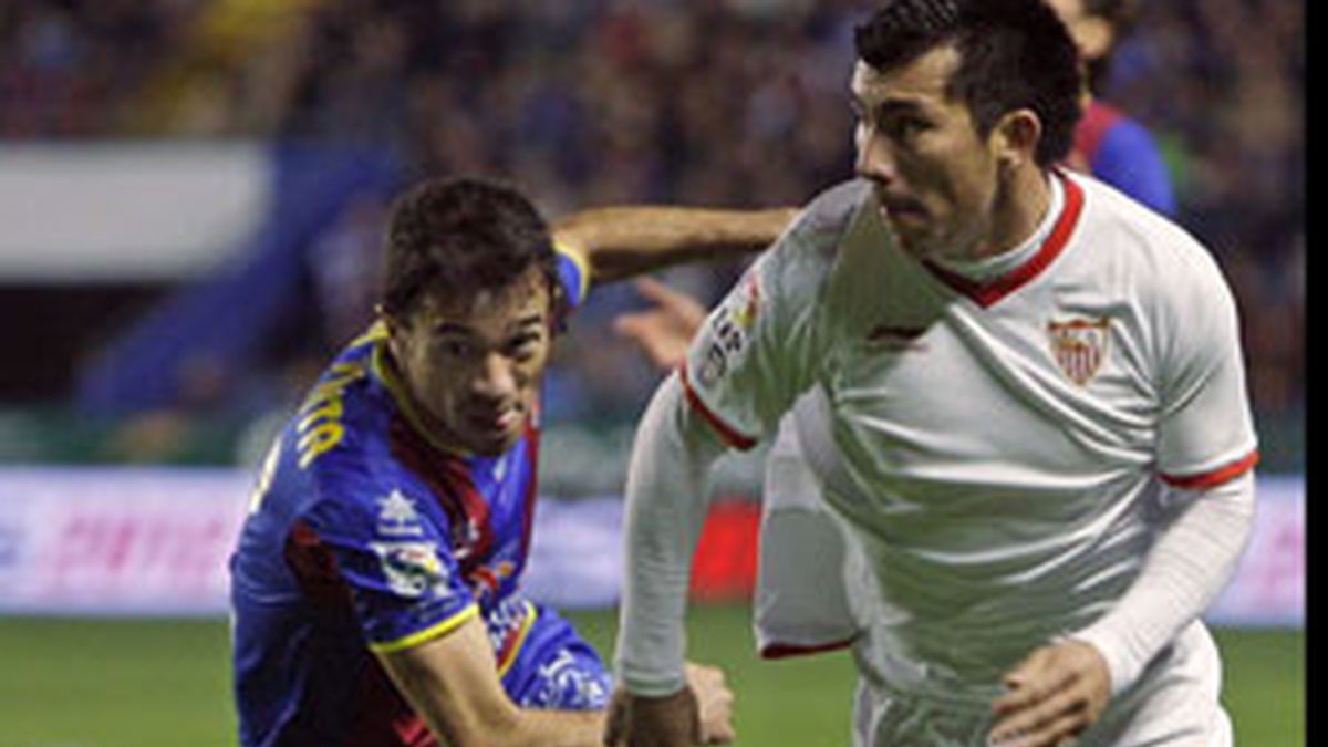 El Sevilla tuvo las ocasiones y el Levante se quedó los puntos FOTO: EFE