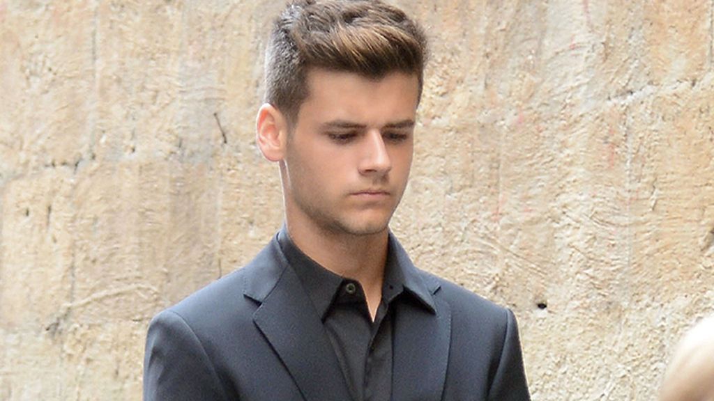 Adriá Vilanova, de riguroso negro