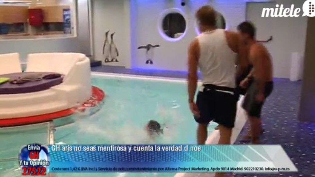 Cristian, de striptease, y las chicas, “al agua, pato”