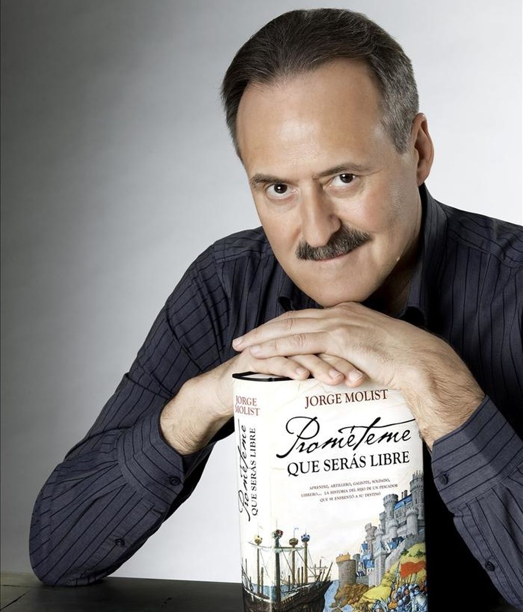Fotografía facilitada por la editorial Temas de Hoy del escritor barcelonés Jorge Molins con un ejemplar de su último trabajo, "Prométeme que serás libre". Molist, en una entrevista con Efe, reconoce ciertos paralelismos autobiográficos con el protagonista de esta novela, ya que, como Joan Serra, él también fue aprendiz en una imprenta, donde su padre le puso a trabajar a los 14 años para "inculcarle" el amor por los libros. EFE