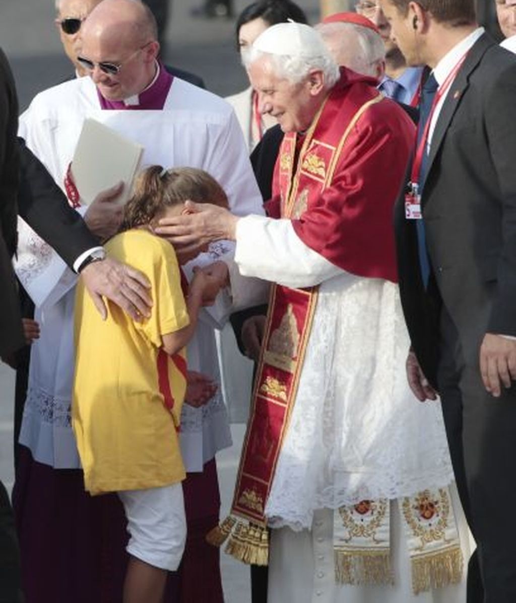 Benedicto XVI, con una joven en las calles de Madrid