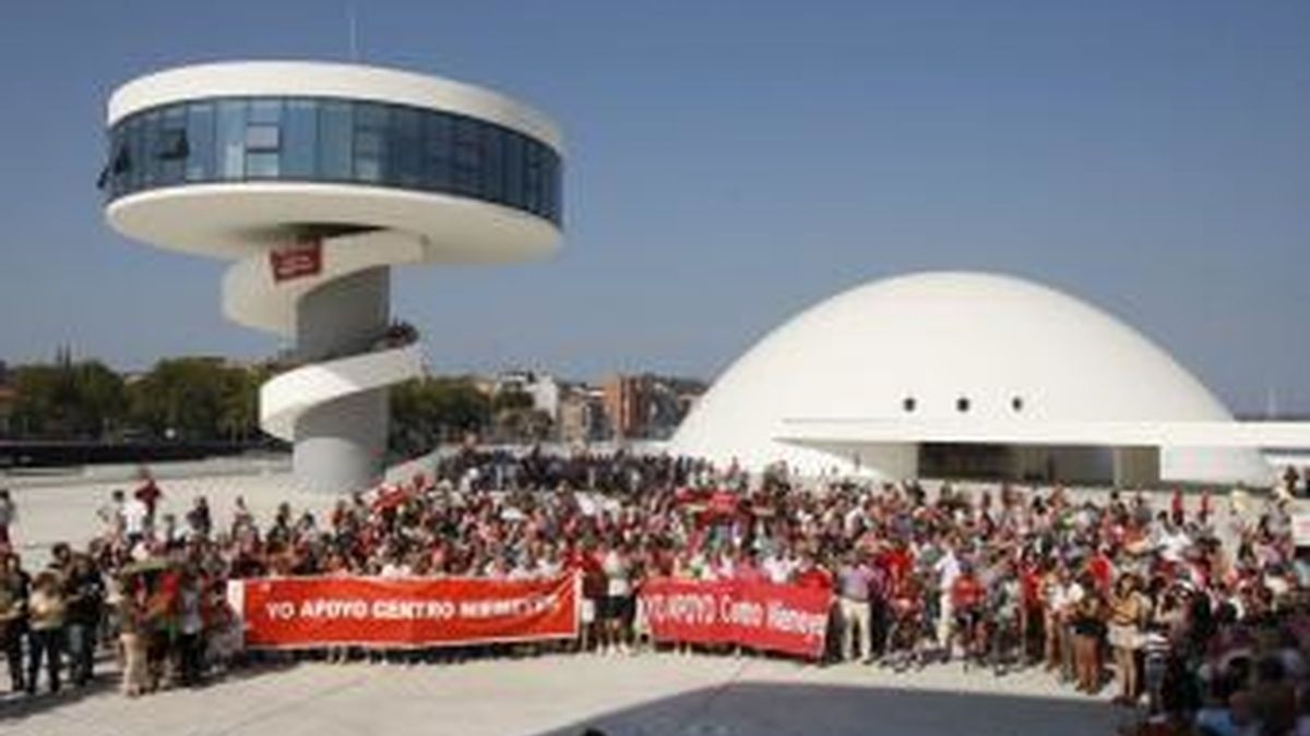 Varios miles de personas se manifiestan en el Centro Niemeyer de Avilés
