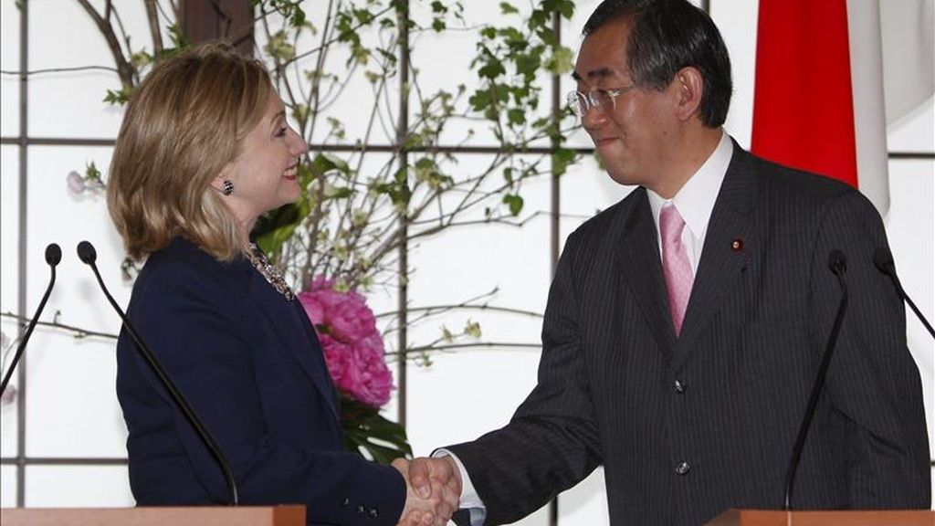 La secretaria de Estado de EE.UU., Hillary Clinton, y el ministro japonés de Exteriores, Takeaki Matsumoto, se estrechan la mano durante la rueda de prensa celebrada tras su reunión en Tokio (Japón), hoy, domingo, 17 de abril de 2011.
EFE