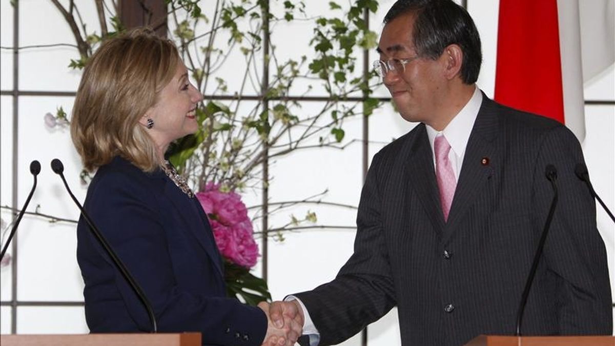 La secretaria de Estado de EE.UU., Hillary Clinton, y el ministro japonés de Exteriores, Takeaki Matsumoto, se estrechan la mano durante la rueda de prensa celebrada tras su reunión en Tokio (Japón), hoy, domingo, 17 de abril de 2011. 
EFE