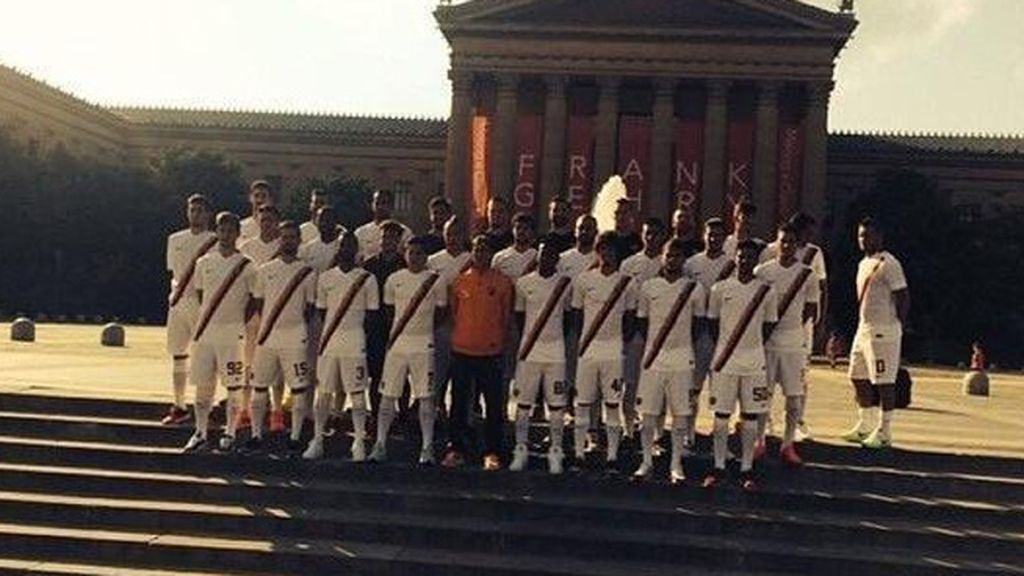 Un solitario Ashley Cole inunda las redes sociales de montajes e imitaciones