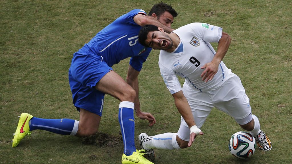 Toda una batalla sobre el césped. Barzagli pelea con Suárez