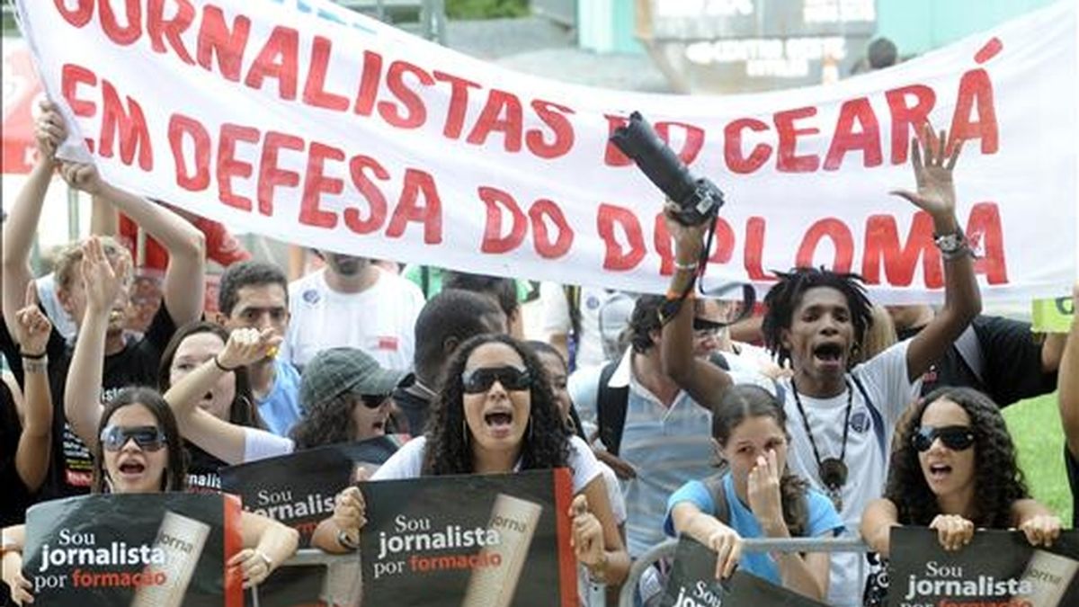 Estudiantes brasileños de periodismo protestaron en frente del Supremo Tribunal de Justicia, en Brasilia donde se discute la ley de prensa y título a los periodistas. EFE
