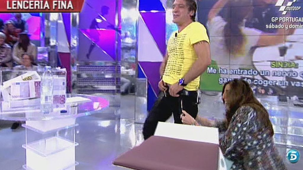 Gustavo muestra su ropa interior y Paz intenta ver más