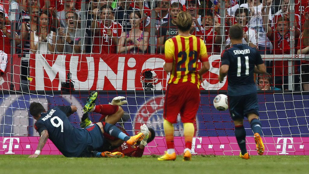 El jugador del Bayern de Munich, Mario Mandzukic, marca al FC Barcelona