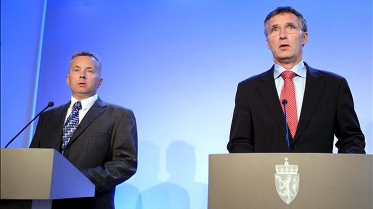 El primer ministro noruego, Jens Stoltenberg (dcha), y el ministro noruego de Justicia, Knut Storberget, dan una rueda de prensa en Olso (Noruega). EFE