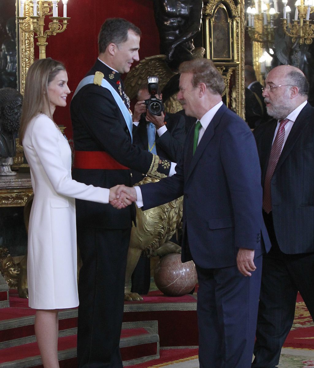 Personalidades de la política, los deportes y el arte saludan a los nuevos reyes