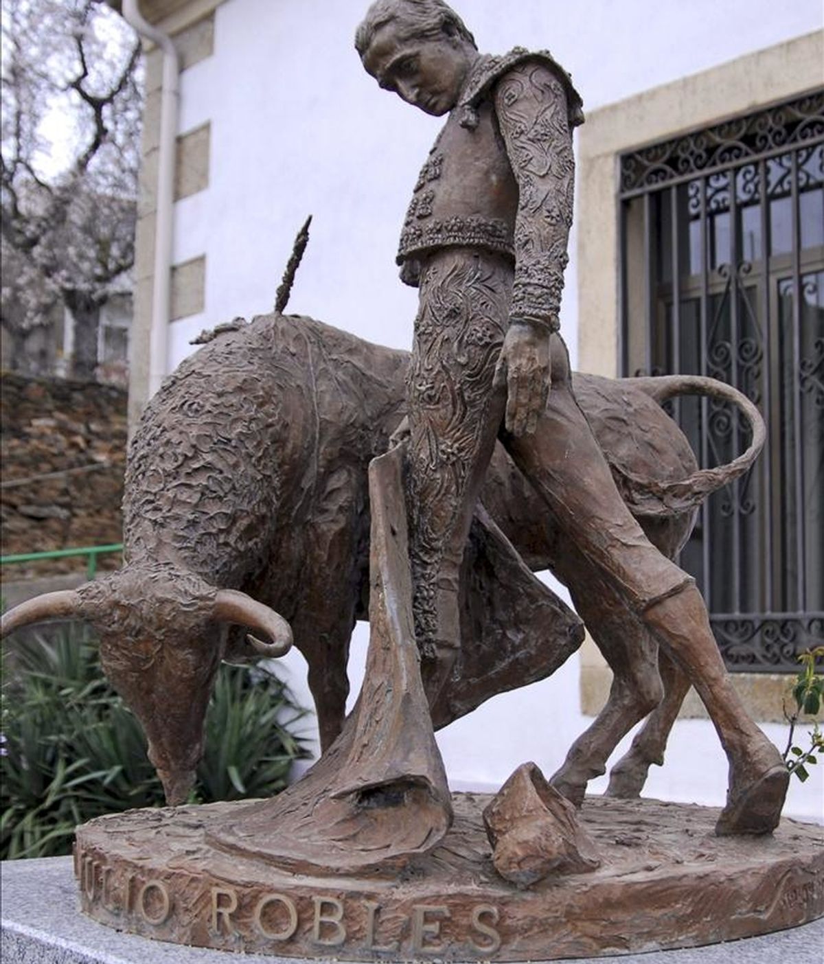Escultura del matador Julio Robles en su pueblo de Ahigal de los Aceiteros (Salamanca), que recuerda la figura del torero fallecido el 14 de enero de 2001. Robles fue volteado en la Plaza de Toros de Beziers (Francia) el 13 de agosto de 1990 y hasta su muerte quedó postrado en una silla de ruedas. EFE Escultura del matador Julio Robles en su pueblo de Ahigal de los Aceiteros (Salamanca), que recuerda la figura del torero fallecido el 14 de enero de 2001. Robles fue volteado en la Plaza de Toros de Beziers (Francia) el 13 de agosto de 1990 y hasta su muerte quedó postrado en una silla de ruedas. EFE