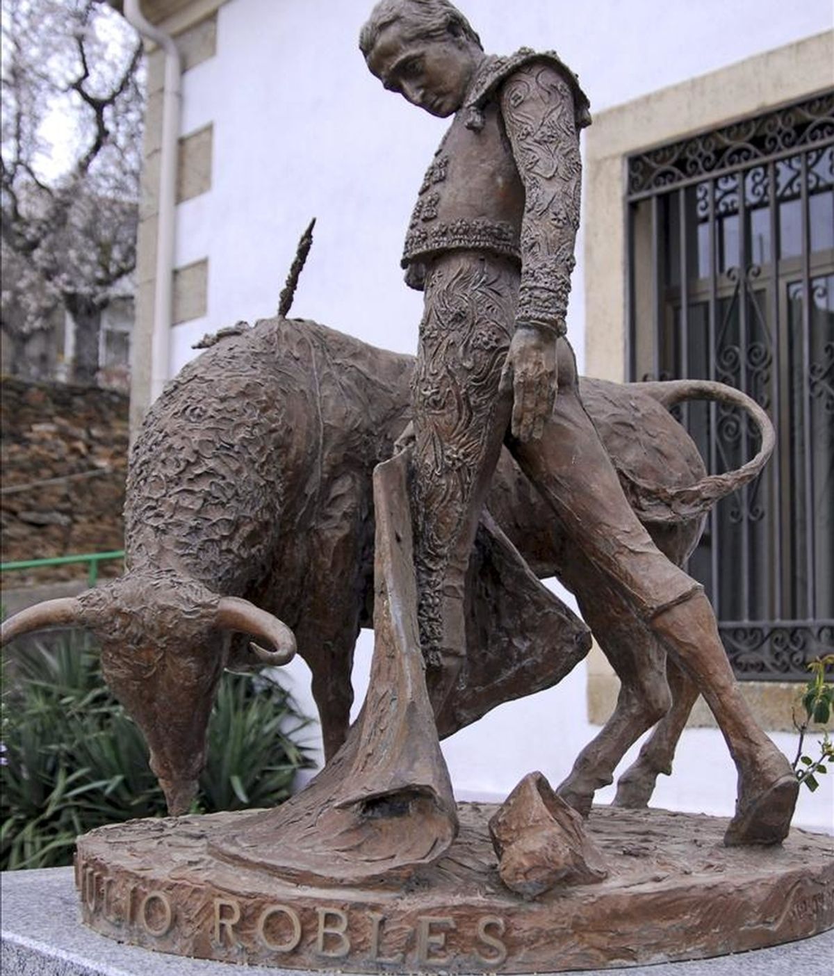 Escultura del matador Julio Robles en su pueblo de Ahigal de los Aceiteros (Salamanca), que recuerda la figura del torero fallecido el 14 de enero de 2001. Robles fue volteado en la Plaza de Toros de Beziers (Francia) el 13 de agosto de 1990 y hasta su muerte quedó postrado en una silla de ruedas. EFE