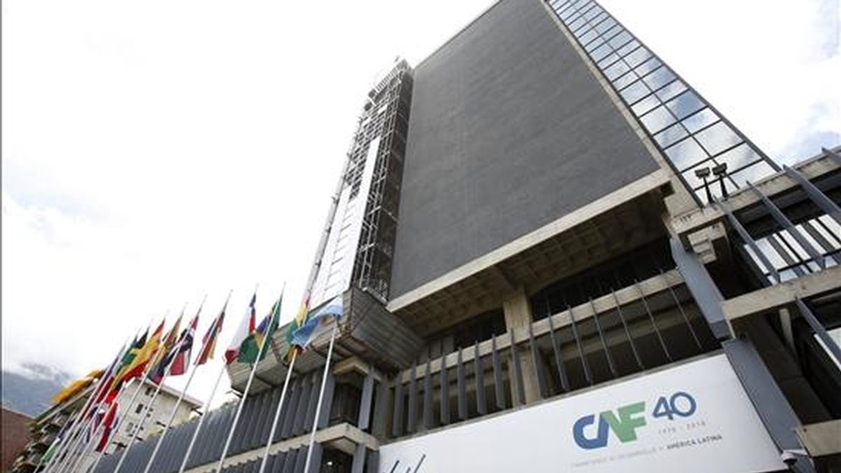 La Corporación Andina de Fomento (CAF) destinará 2.560 millones de pesos (640 millones de dólares) para mejorar las rutas provinciales y para obras en las líneas de distribución eléctrica en el extremo sur del país. En la imagen un registro de la sede de la CAF en Caracas (Venezuela). EFE/Archivo