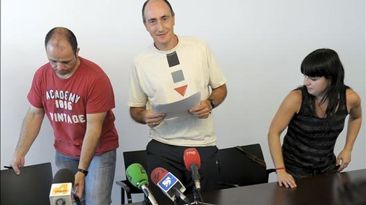 Los concejales de ANV en el Ayuntamiento de Berriozar, Ezekiel Martín (i), Fermín Irigoyen e Izaskun Cebrián, que han que han sido absueltos de enaltecer el terrorismo en los actos de inicio de las fiestas de la localidad el 26 de agosto de 2009, tras la conferencia de prensa que han ofrecido hoy en esta localidad en donde han asegurado que la "campaña" de UPN contra ellos "ha sido un fracaso". EFE