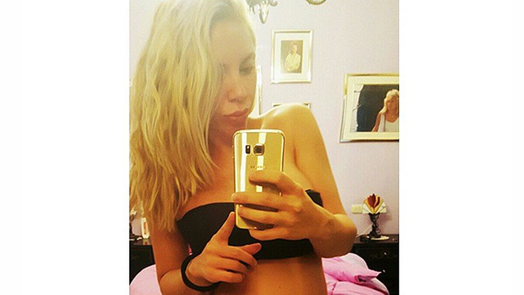 La extronista luce feliz su tripita premamá