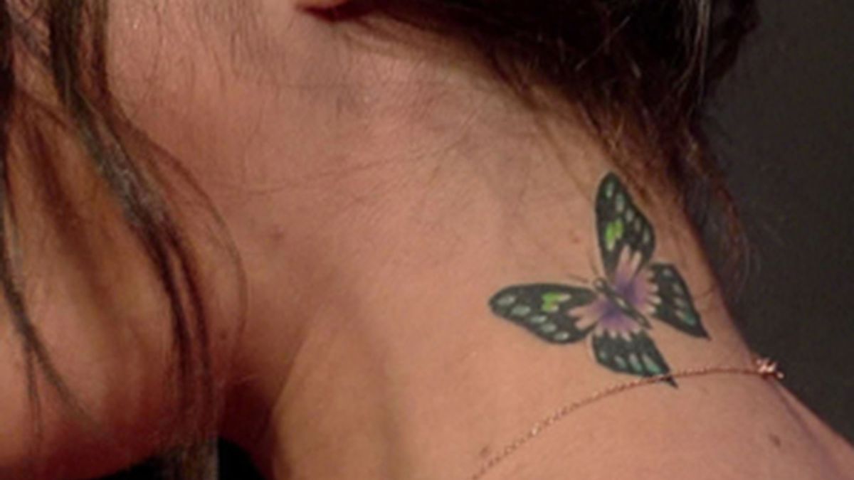 Vanessa Hudgens muestra su tatuaje en US TV. Foto: Gtres