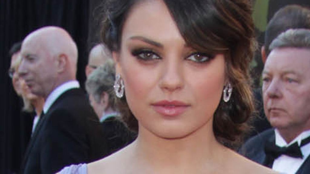 Las sombras marrones potencian la mirada de Mila Kunis