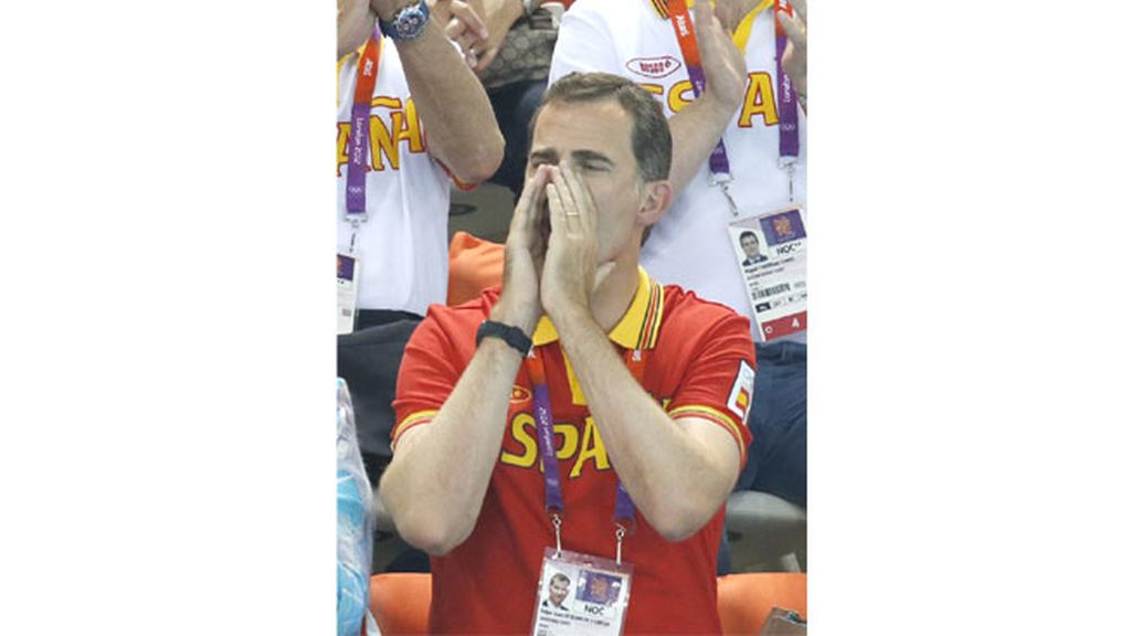 Los príncipes apoyando a la selección de baloncesto