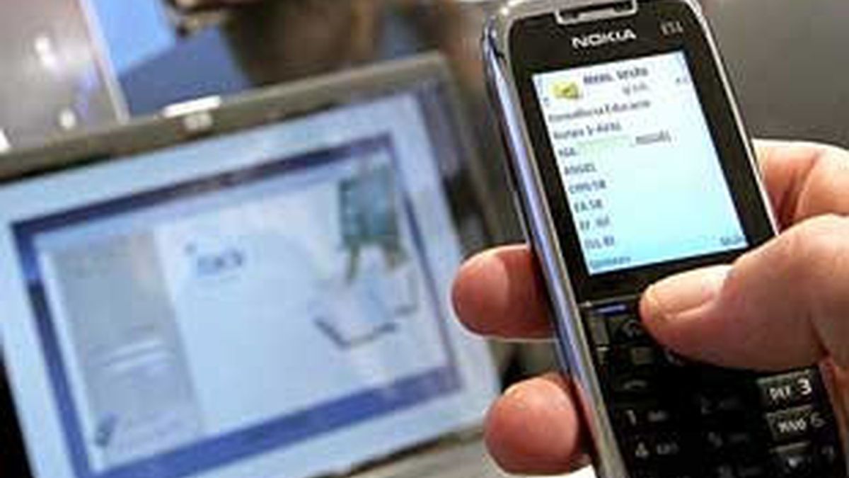 Los españoles enviamos en 2009 una media de 17 mensajes de móvil mensuales.