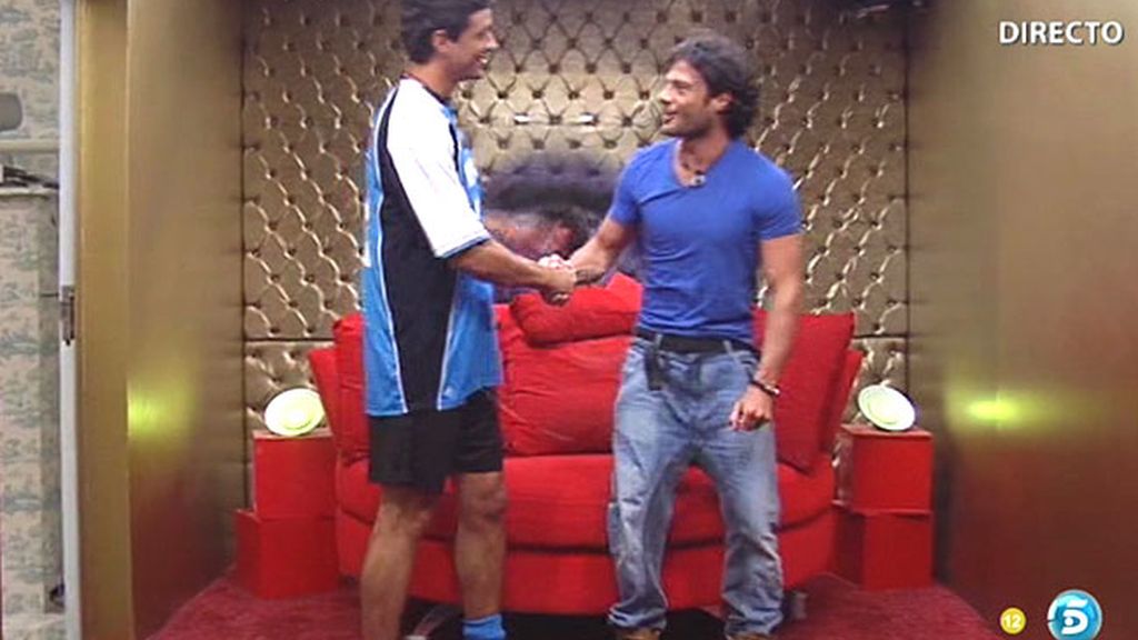 La surfera le da un mensaje a Fael: "No hables de fuera, calla la boca"