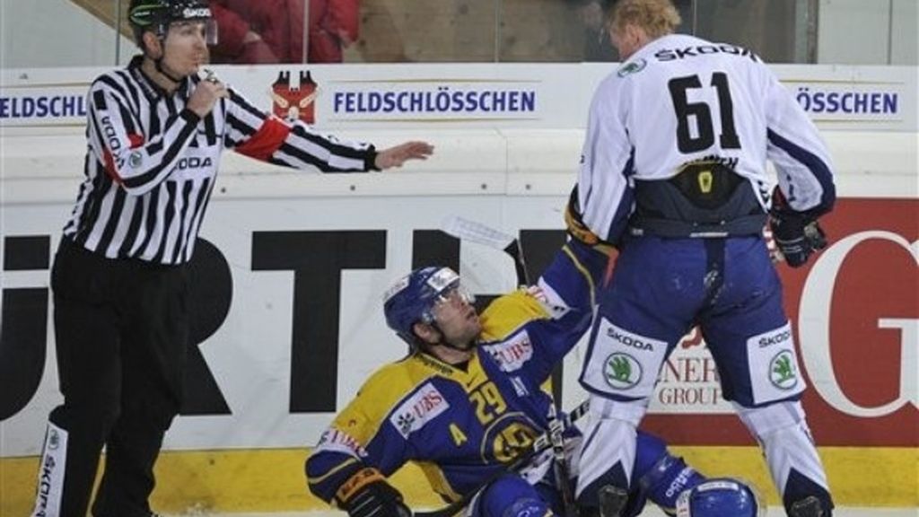 Una pelea más en el hockey y van...
