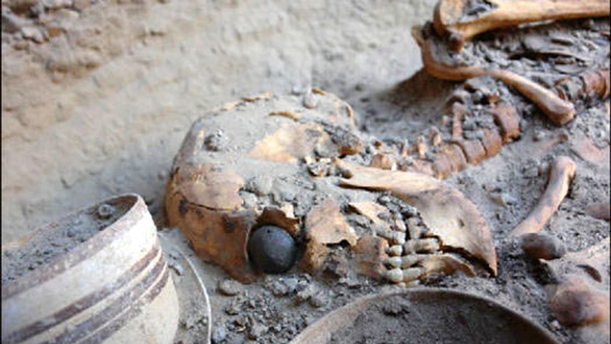 Un grupo de arqueólogos iraníes e italianos encontró este asombroso ojo en una de las más de 40.000 tumbas que conforman el yacimiento de Ciudad Quemada.