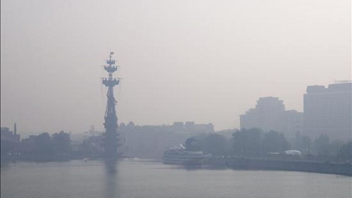 Moscú amaneció hoy cubierta por un manto de humo a causa de los incendios forestales en las afueras de la ciudad, agravados por la mayor ola de calor en la parte europea de Rusia en 130 años de observaciones meteorológicas. En la fotografía, el humo dificulta la visibilidad esta mañana junto al río Moscova. EFE