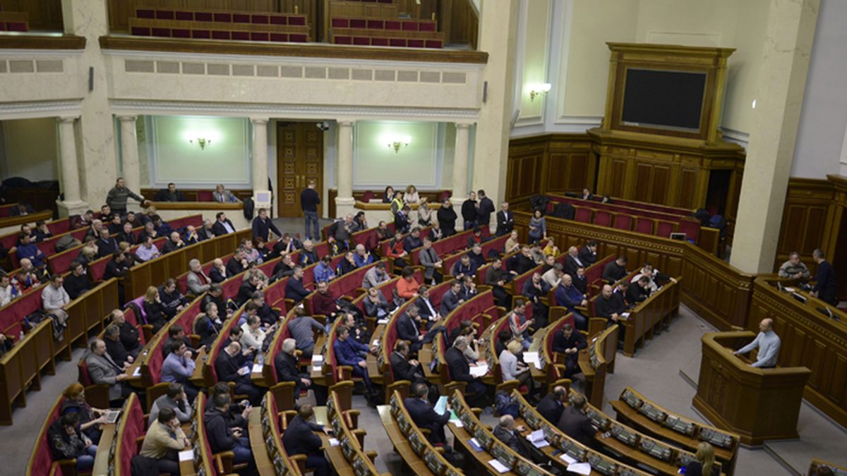 El Parlamento ucraniano debate sobre la violencia en las calles de Kiev