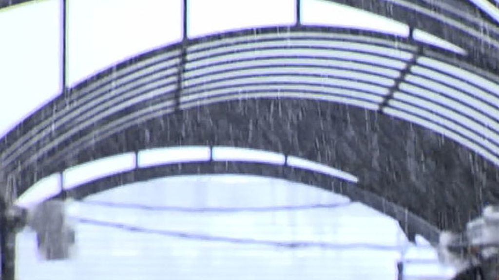 La presentadora le ha tirado una bola de nieve a Joaquín Prat durante la despedida