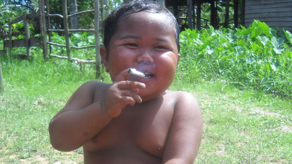 Aldi Rizal, un niño indonesio que con dos años no para de fumar