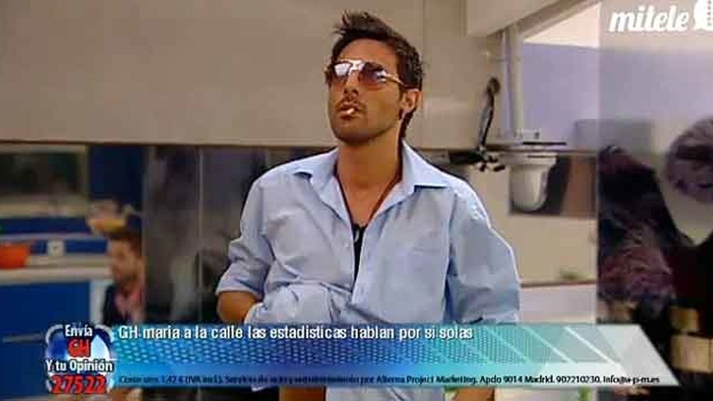 Con el palillo en la boca y mirada penetrante