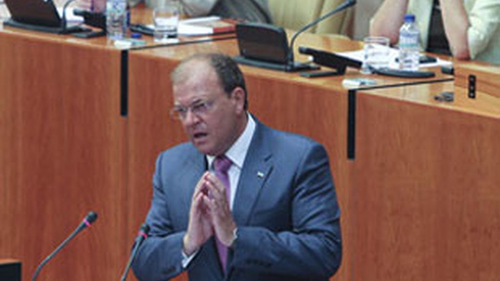 Monago es el nuevo presidente de Extremadura gracias a la abstención de IU. Foto: EFE. Monago es el nuevo presidente de Extremadura gracias a la abstención de IU. Foto: EFE.