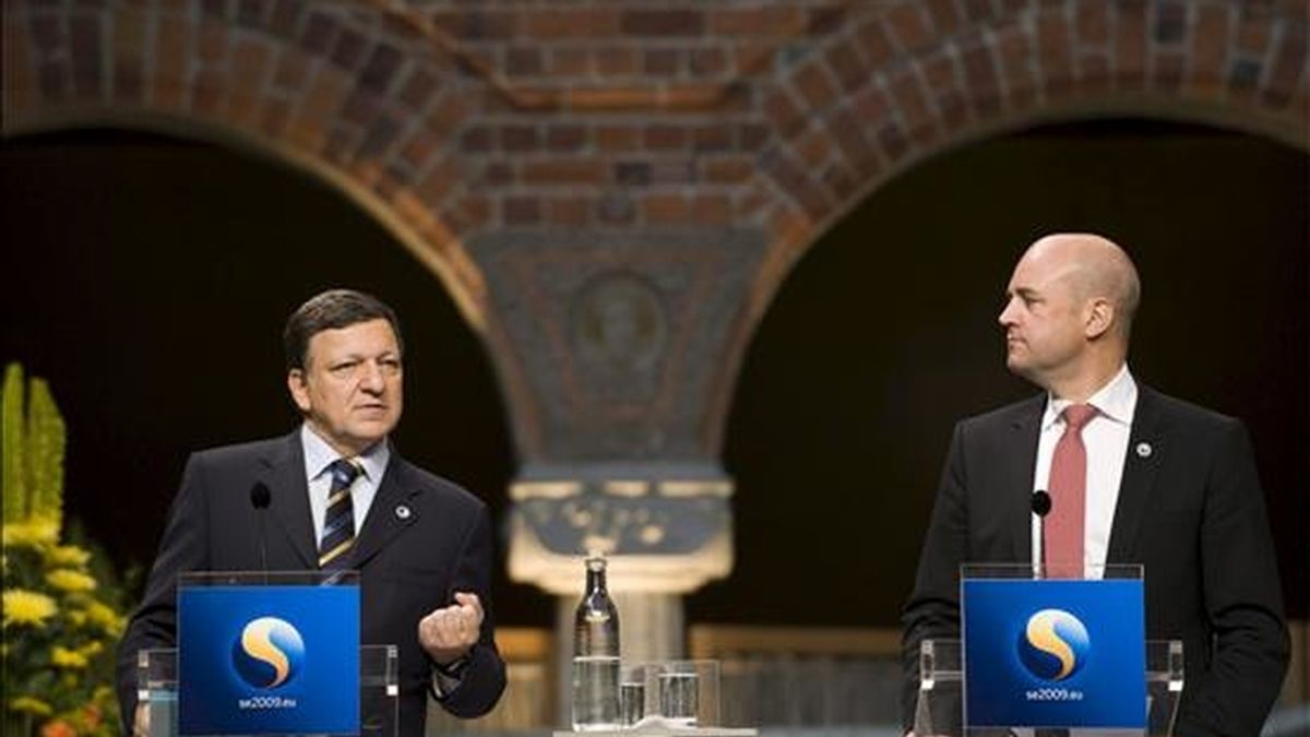 El presidente de la Comisión Europea, José Manuel Durao Barroso (izq.), y el primer ministro sueco, Fredrik Reinfeldt, hoy en Estocolmo. EFE