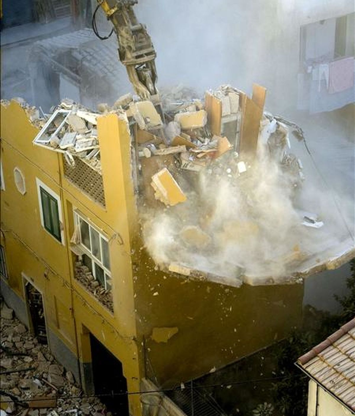 Imagen del derribo controlado de la parte que quedaba en pie del edificio de la calle Alos de la capital balear que el pasado lunes se derrumbó y en el que perdieron la vida siete personas. EFE